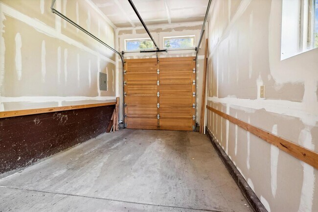 Building Photo - Alpine Meadows 3 Bedroom ski lease on Mineral Springs