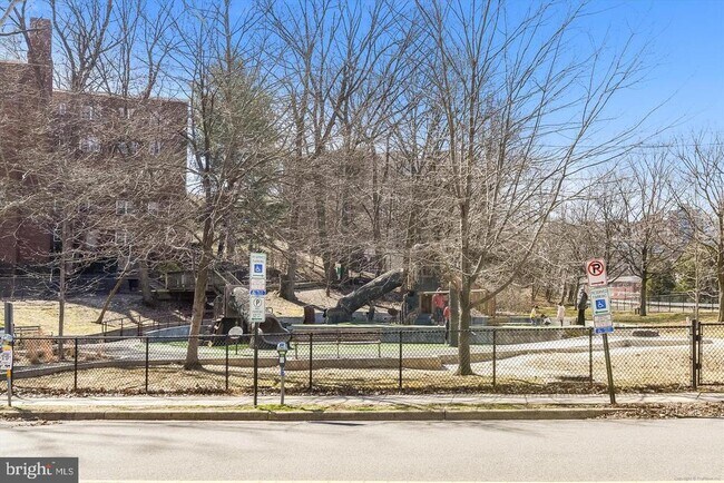 Building Photo - 1320 Fort Myer Dr