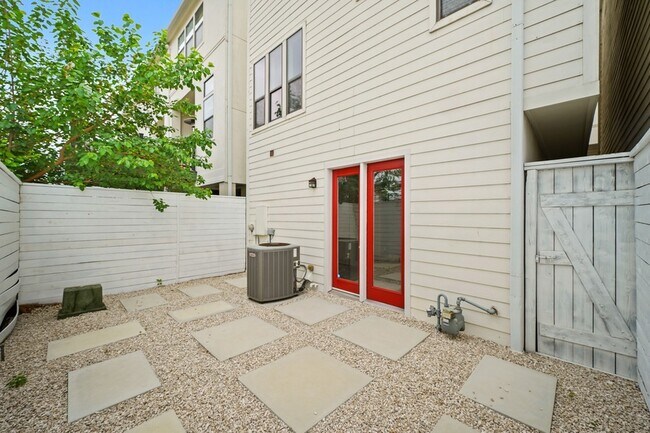 Building Photo - 1813 Dart St