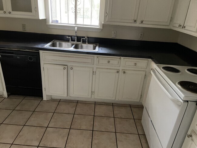 Building Photo - 1483 Wooddell Dr