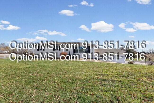 Building Photo - Country Charm Just Minutes From Lawrence!