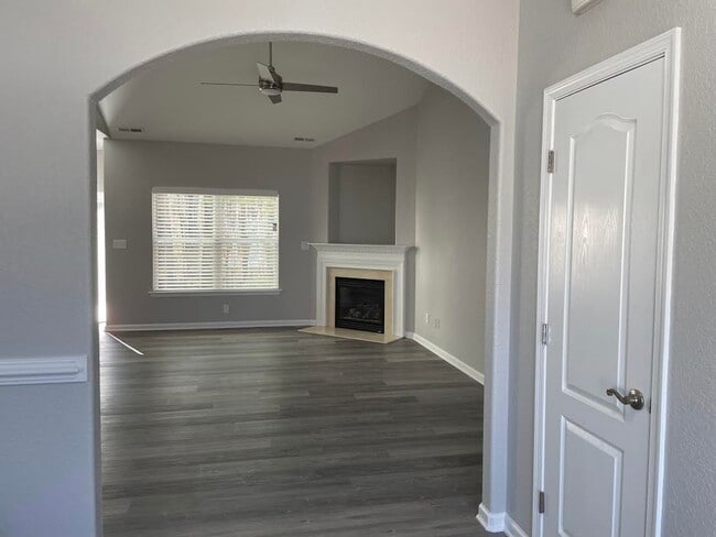 Building Photo - Woodbridge Pointe