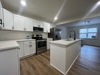 Building Photo - Newly Remodeled!