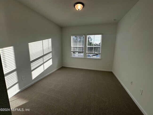 Building Photo - 545 Brandon Lks Dr