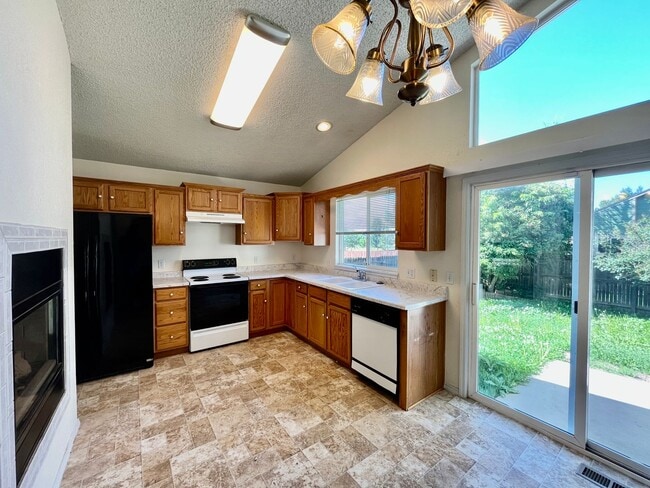 Building Photo - 4 Bedroom Rancher in Sundown w/ NEW CARPET!!