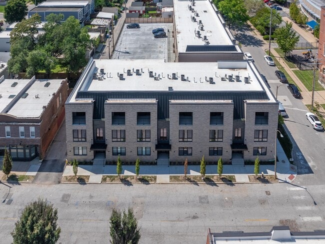 Building Photo - 4320 Vista Ave