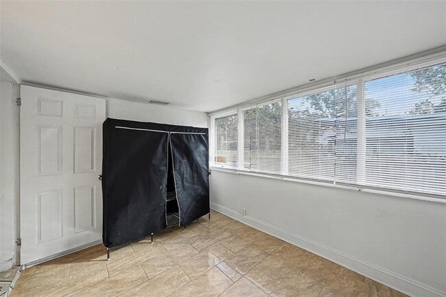 Building Photo - 816 W Minnehaha St