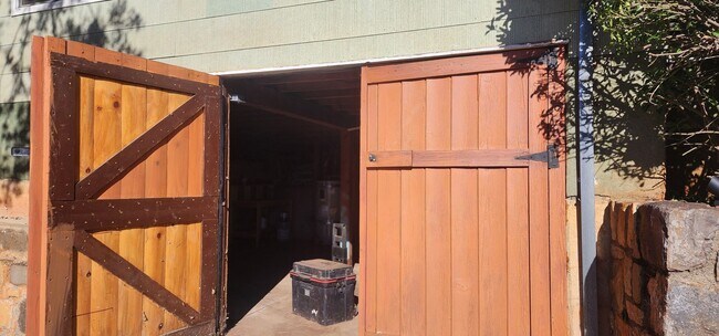 Building Photo - $500 MOVE-IN CREDIT! Updated Home with lot...