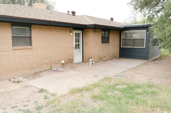 Building Photo - Wonderful Country Living close to town AVAILABLE NOW!