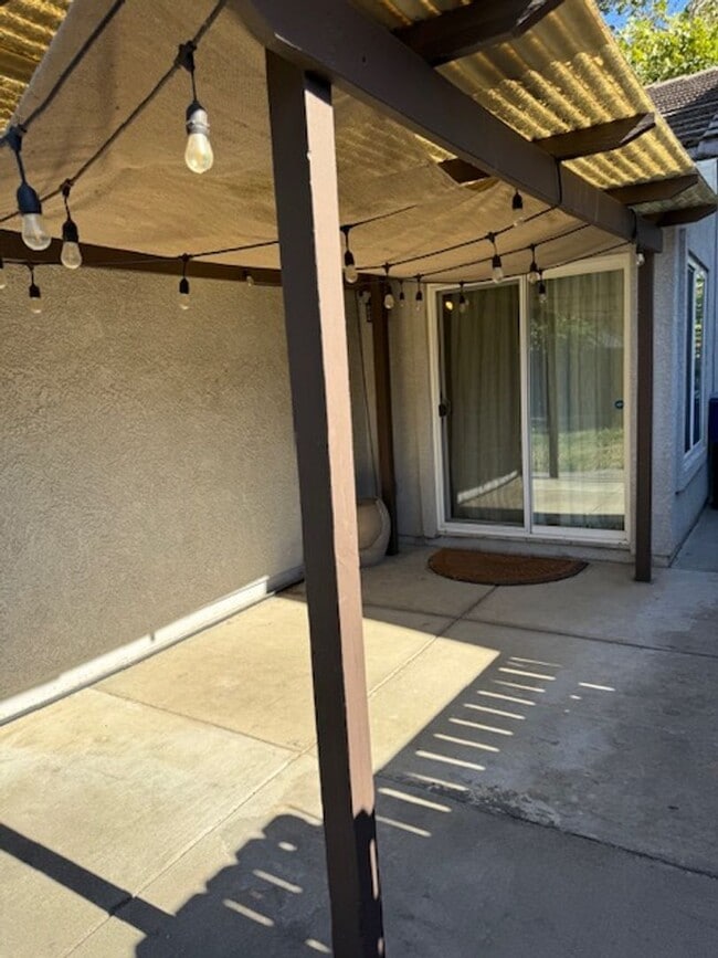Building Photo - Single Story Halfplex in Natomas