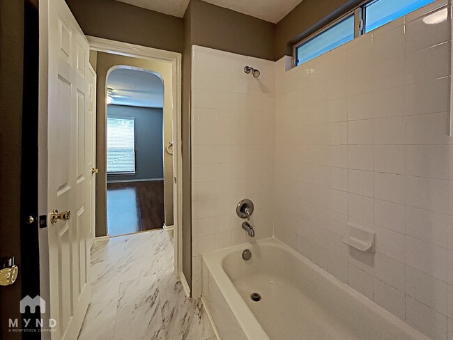 Building Photo - 14514 Tioga Bend