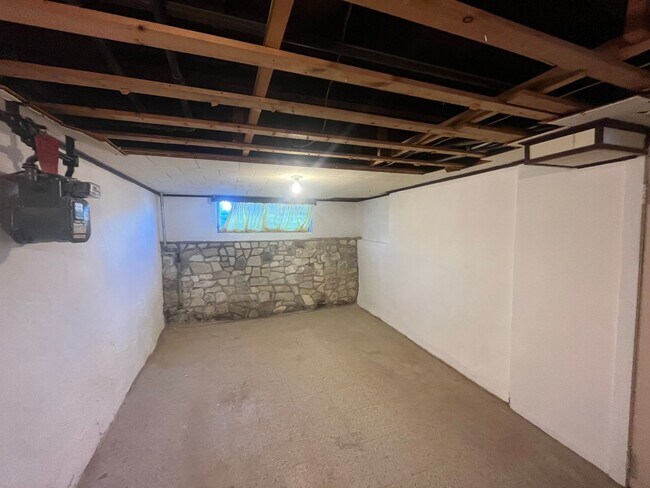 Building Photo - PHA only 3 bedroom, 1 bathroom house