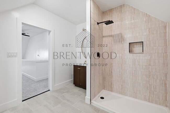 Building Photo - Contemporary 4bed/3bath with Private Yard