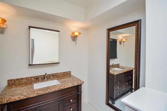 Building Photo - 917 S Ripple Creek Dr