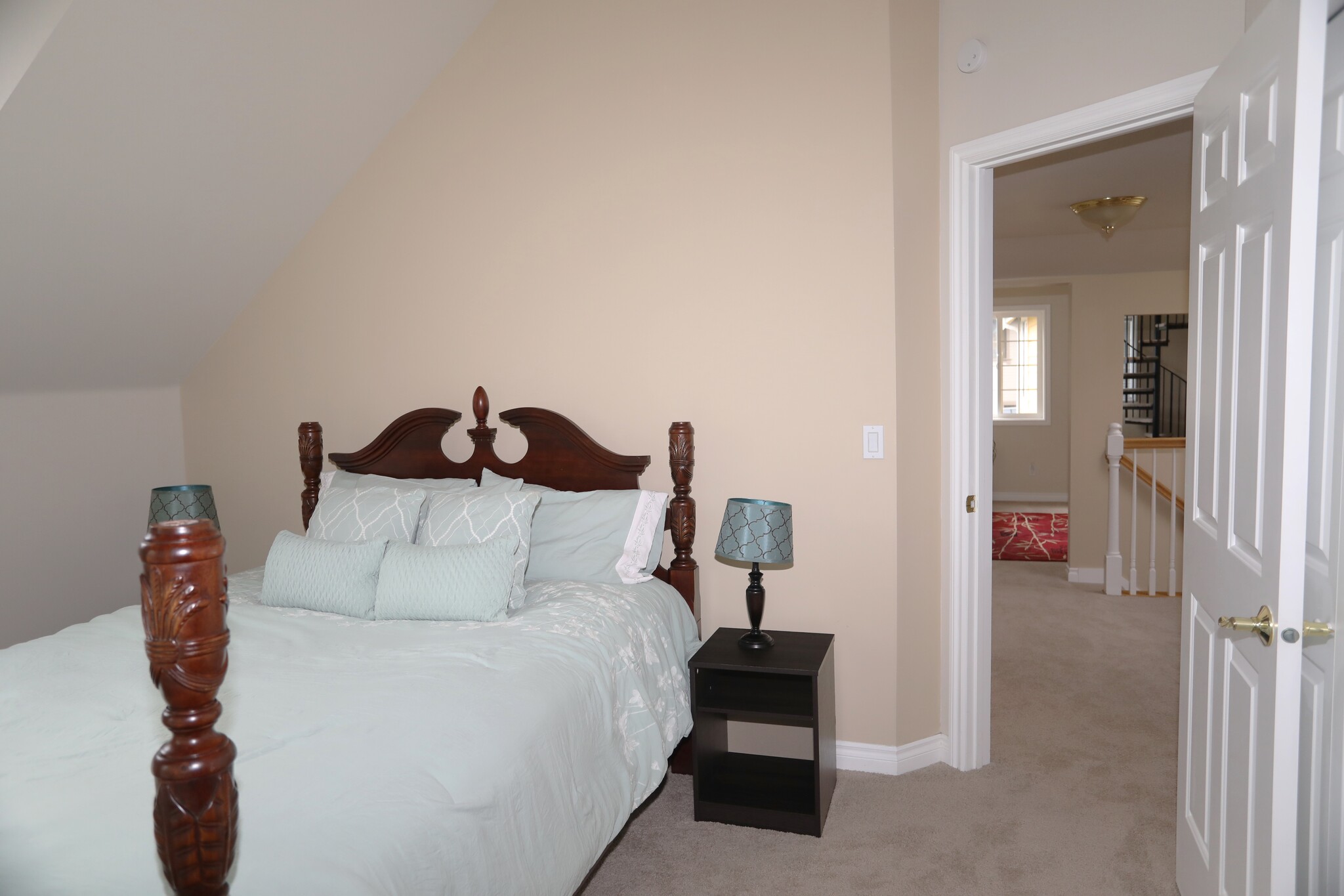 Building Photo - 3059 Bellevue Way NE
