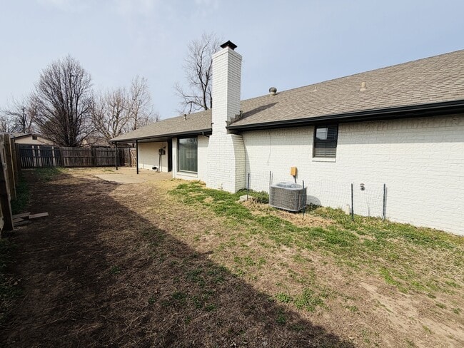 Building Photo - 1204 NE 6th St