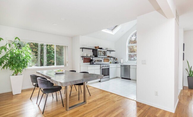 Building Photo - 43 Wooded Oak Ln