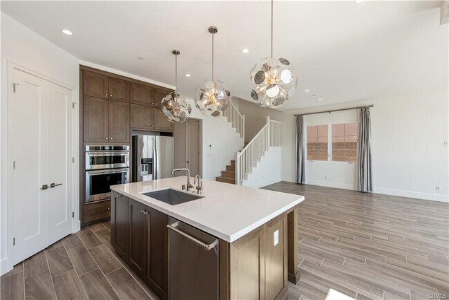 Building Photo - 108 Statura