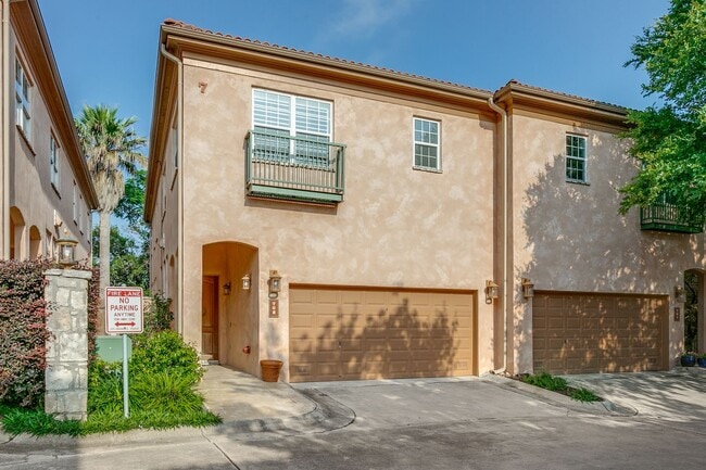 Building Photo - LUXURY 3-BEDROOM TOWNHOME IN ALAMO HEIGHTS