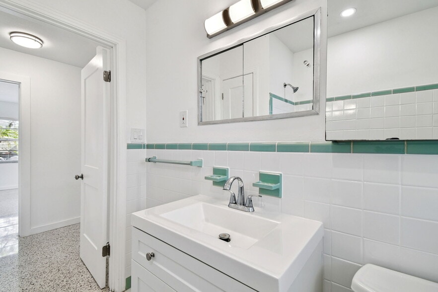 Hall Bath - 3623 S Lightner Dr