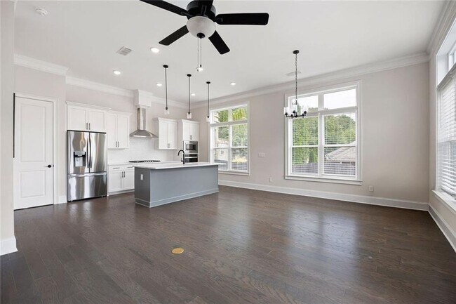 Building Photo - 109 Village Green Ave