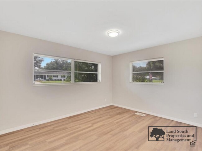 Building Photo - 905 14th St NE