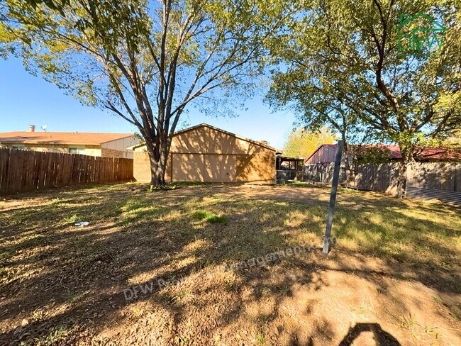 Building Photo - 3-Bedroom Home with Fireplace, Covered Patio & Large Fenced Backyard