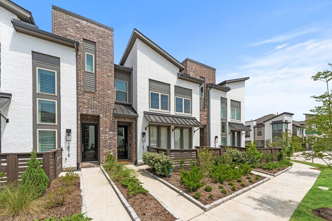 Building Photo - 16514 Lake Austin St