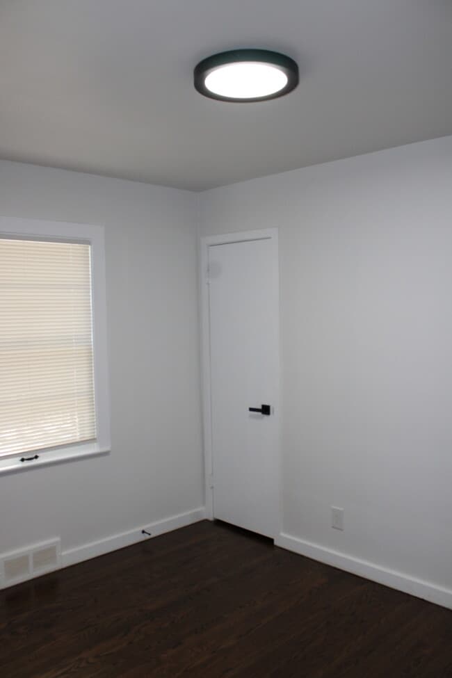 Building Photo - MOVE IN SPECIAL! - Spacious 4 bedroom and 2 bath with a very beautiful sun room in Kansas City MO