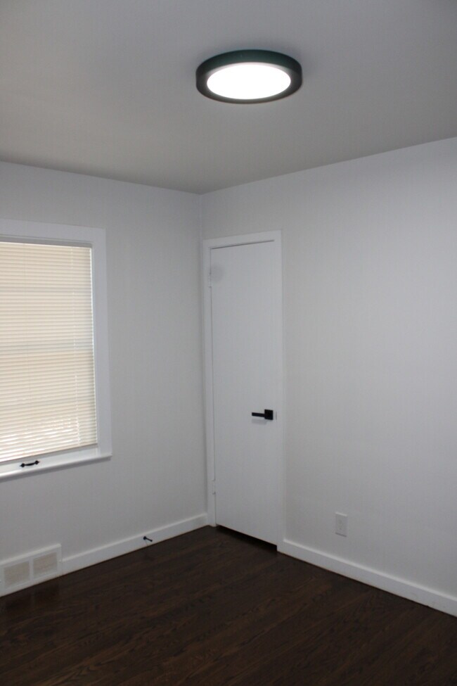 Building Photo - Spacious 4 bedroom and 2 bath with a very ...