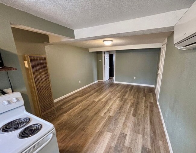 Building Photo - Updated 1 Bed 1 Bath in Central MHK