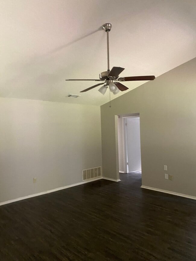 Building Photo - 822 Collins Blvd