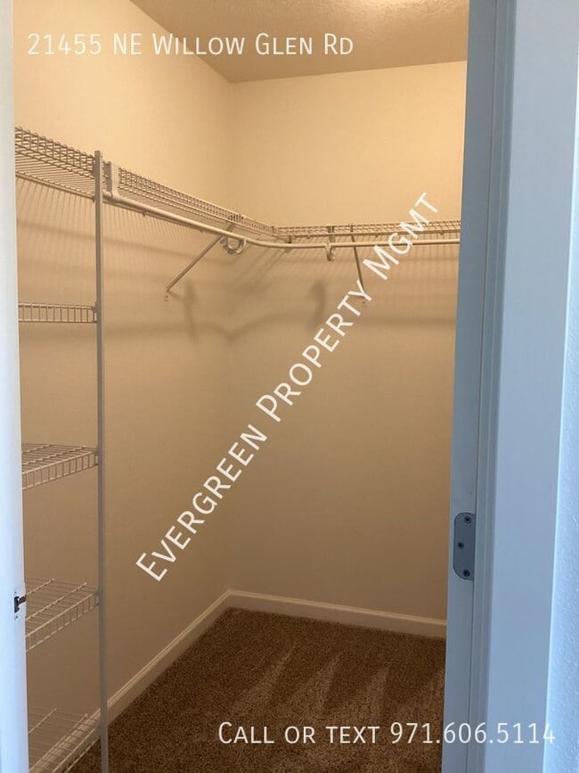 Building Photo - Beautifully remodeled 3-bedroom, 2.5-bathr...