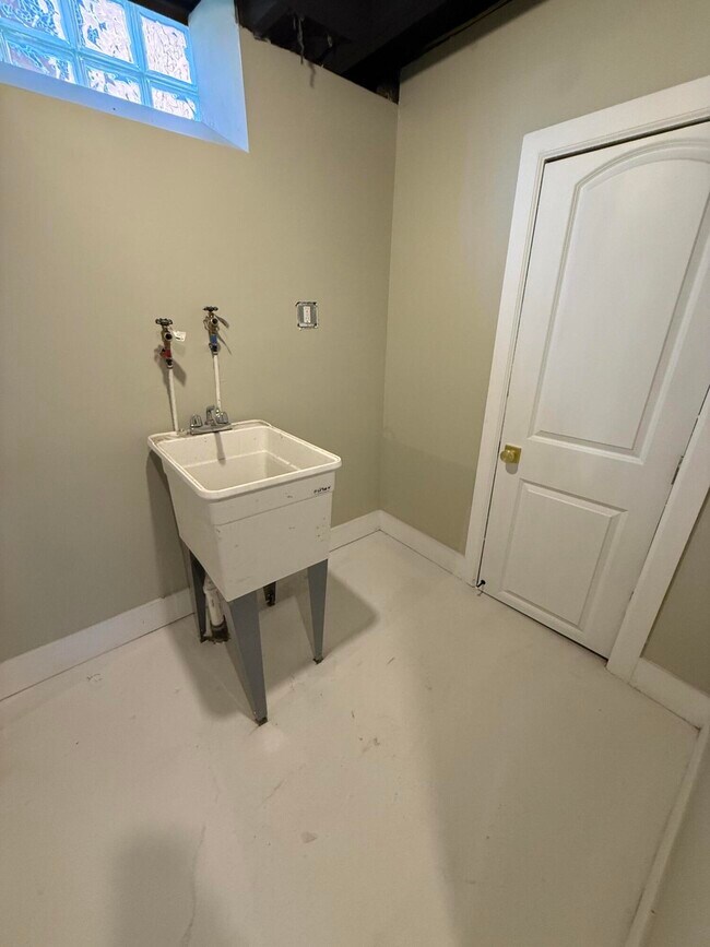 Building Photo - 16540 Marlowe St