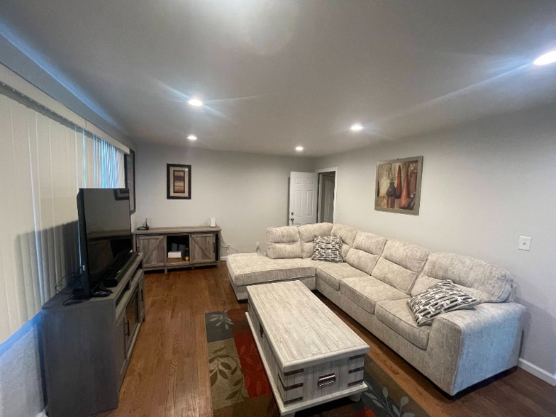 Building Photo - 2528 14th Ave Ct