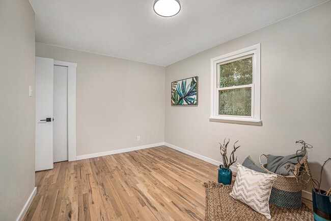 Building Photo - 720 W Washington St