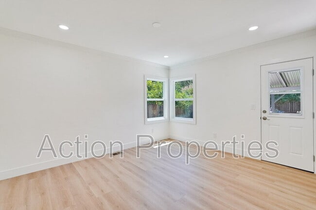 Building Photo - 207 Haight St
