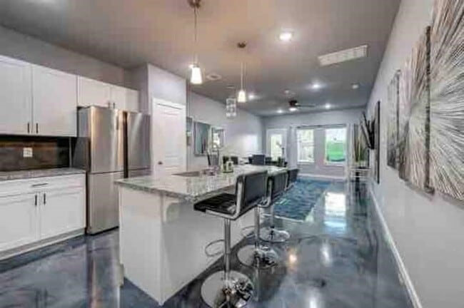 Building Photo - 7925 Brandon St