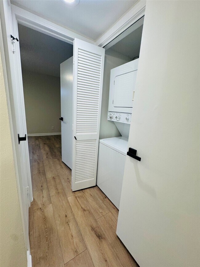 Building Photo - 3900 Aspen Dr