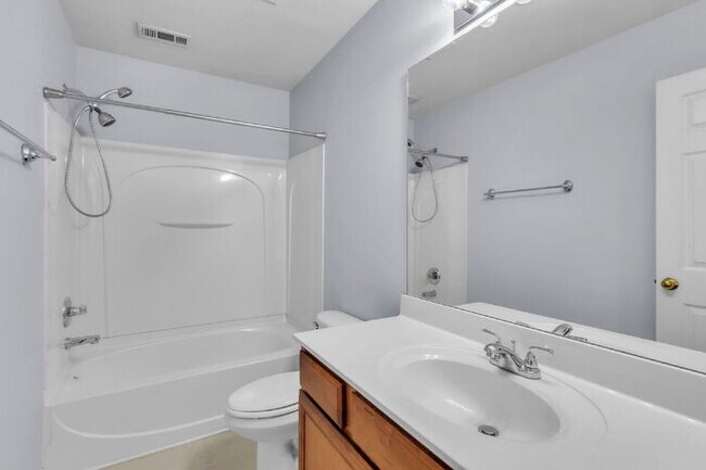 Building Photo - Spacious 4BR Home w/ Screened Porch, Fenced Yard & Great Location