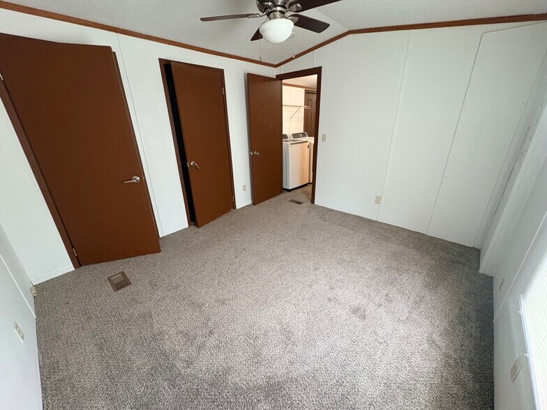 Building Photo - 319 Spring Park Dr