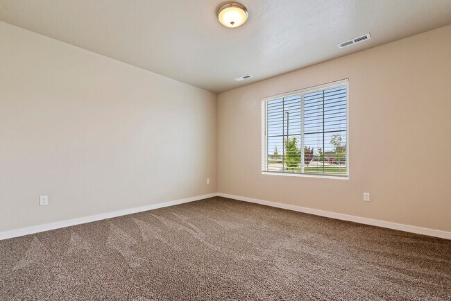 Building Photo - Available Now! 4b/2b Meridian Home
