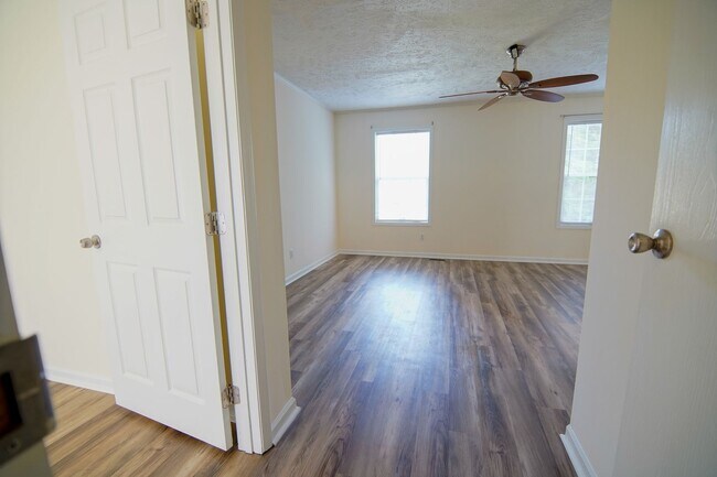 Building Photo - Private home on large lot!