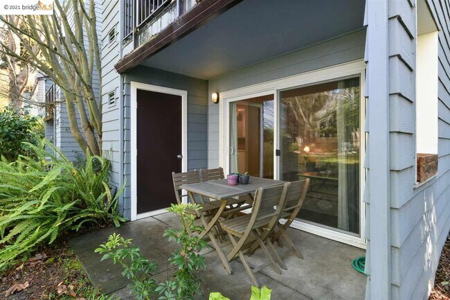 Building Photo - 18 Emery Bay Dr
