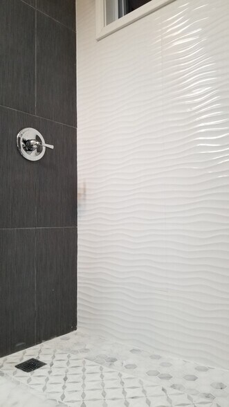 shower - 1444 Esterbrook Ave