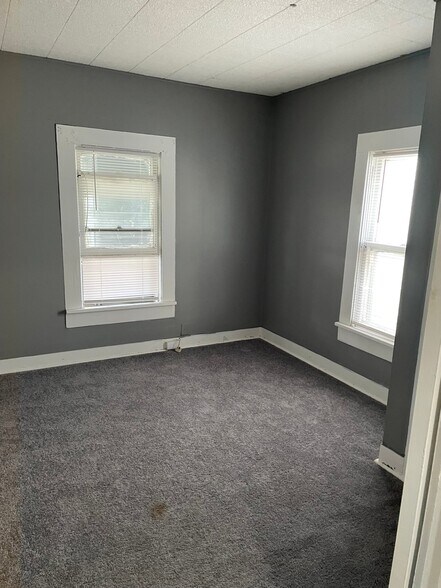 Building Photo - 2148 N Graceland Ave