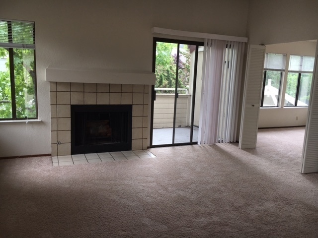 Building Photo - Lovely, Light-Filled 2 Bedroom, 2 Bath Condo