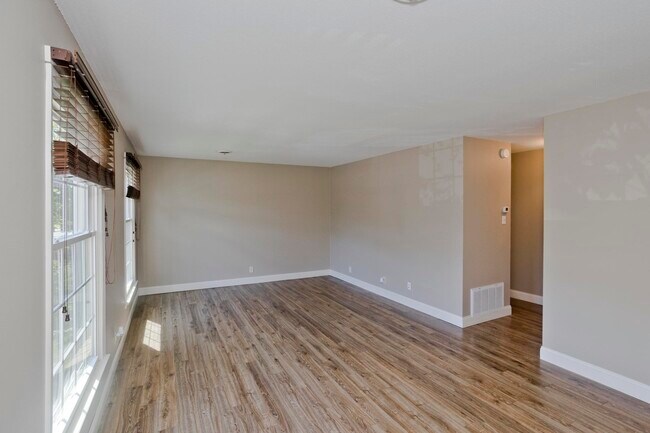 Building Photo - 40 Yorktown Dr