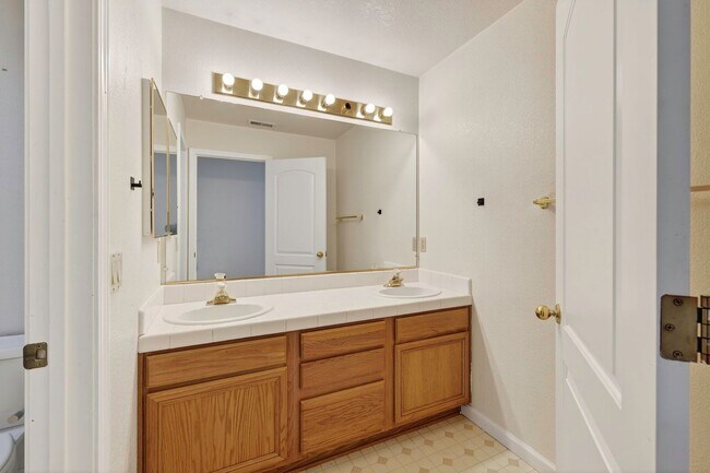 Building Photo - 5 Bedroom Home Close to UNR!