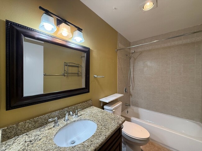 Building Photo - Beautiful 2Bd/1.5Ba Condo w/Washer/Dryer, ...